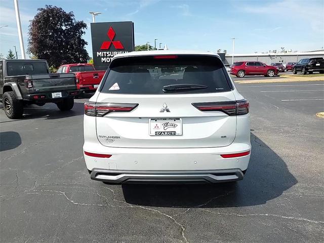 Photo of 2025 Diamond White Mitsubishi Outlander