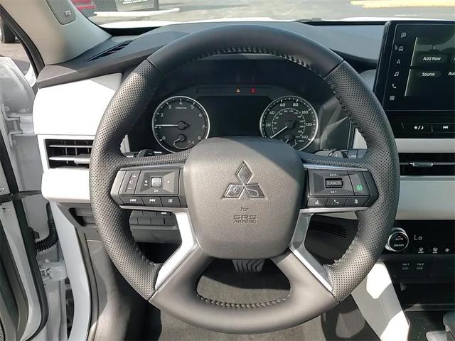 Photo of 2025 Diamond White Mitsubishi Outlander