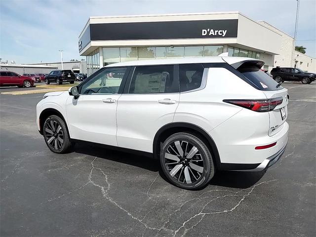 Photo of 2025 Diamond White Mitsubishi Outlander