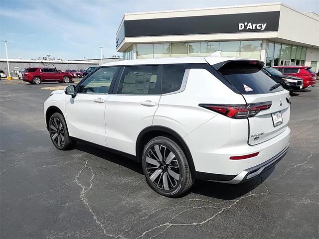 Photo of 2025 Diamond White Mitsubishi Outlander
