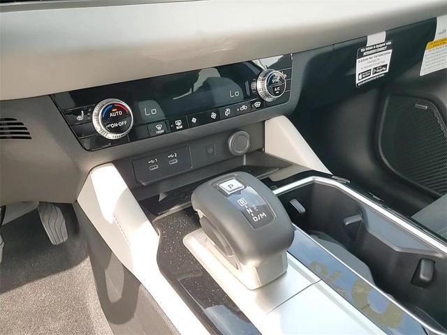 Photo of 2025 Diamond White Mitsubishi Outlander