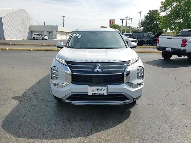 Photo of 2025 Diamond White Mitsubishi Outlander