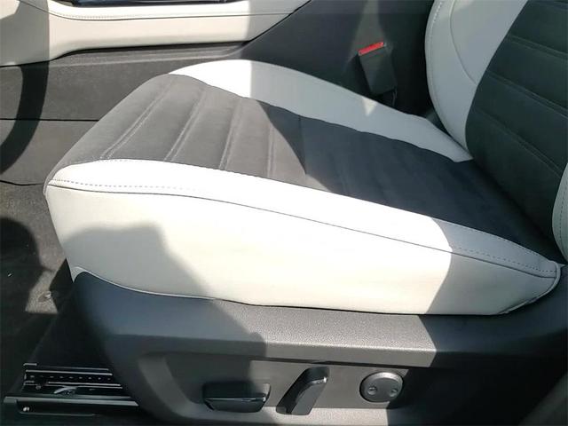 Photo of 2025 Diamond White Mitsubishi Outlander