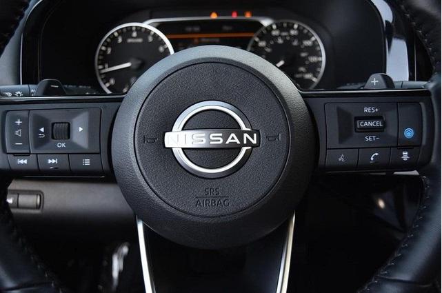 Photo of 2024 Super Black Nissan Pathfinder