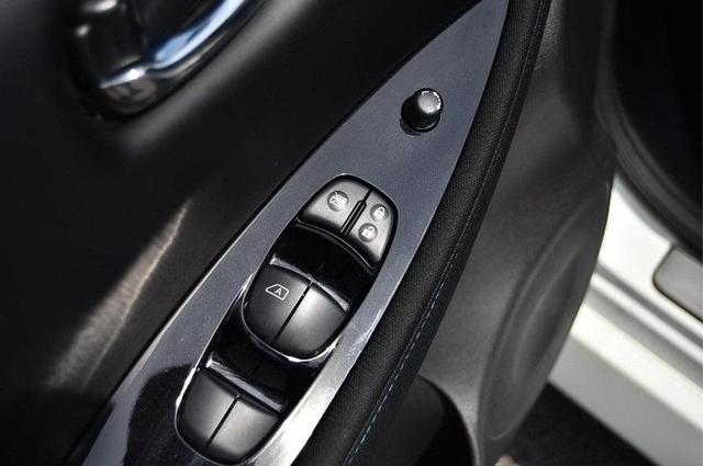 Photo of 2024 Super Black Nissan Leaf