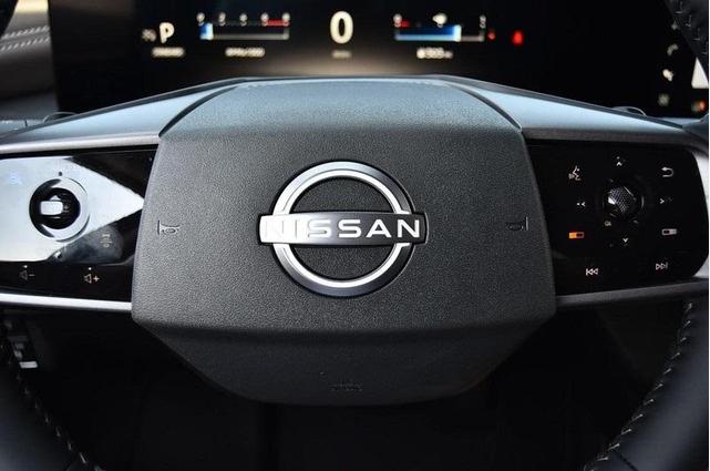 Photo of 2025 White / Black Nissan Murano