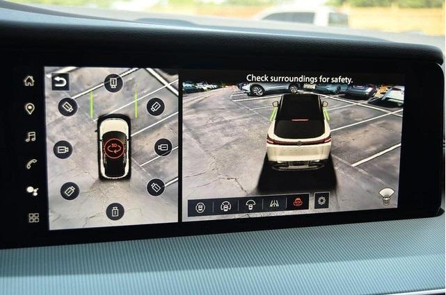 Photo of 2025 White / Black Nissan Murano
