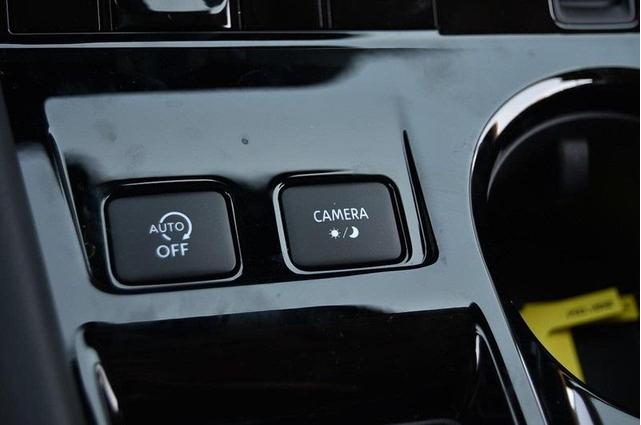 Photo of 2025 White / Black Nissan Murano