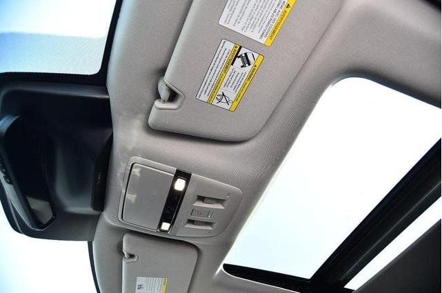 Photo of 2025 White / Black Nissan Murano