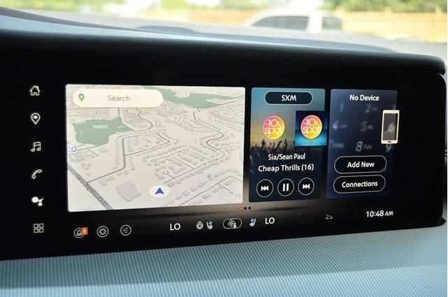 Photo of 2025 White / Black Nissan Murano