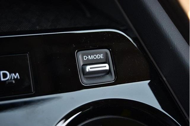 Photo of 2025 White / Black Nissan Murano