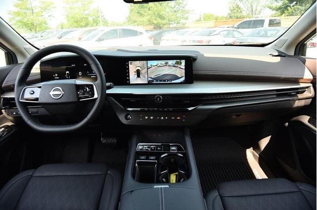 Photo of 2025 White / Black Nissan Murano