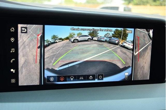 Photo of 2025 White / Black Nissan Murano