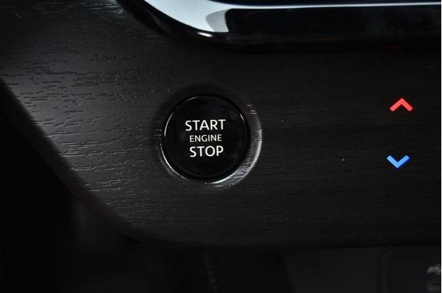 Photo of 2025 White / Black Nissan Murano