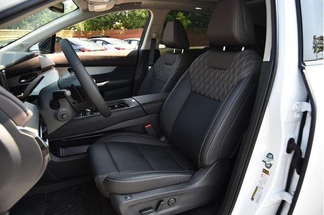 Photo of 2025 White / Black Nissan Murano