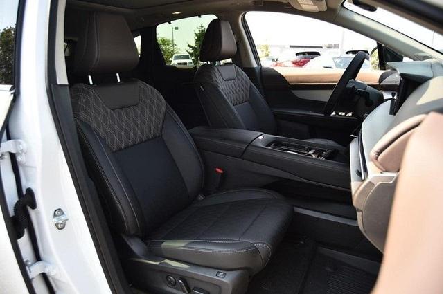 Photo of 2025 White / Black Nissan Murano
