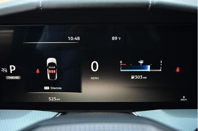 Photo of 2025 White / Black Nissan Murano