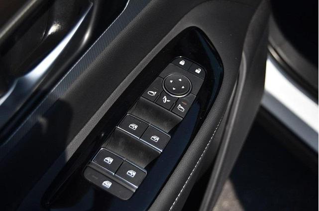 Photo of 2025 White / Black Nissan Murano