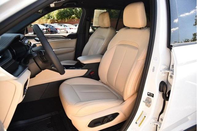 Photo of 2024 Bright White Clearcoat Jeep Grand Cherokee