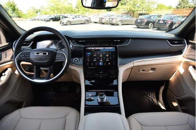 Photo of 2024 Bright White Clearcoat Jeep Grand Cherokee