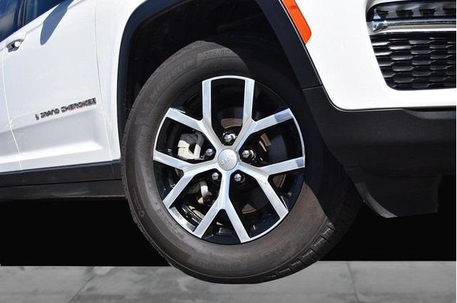 Photo of 2024 Bright White Clearcoat Jeep Grand Cherokee