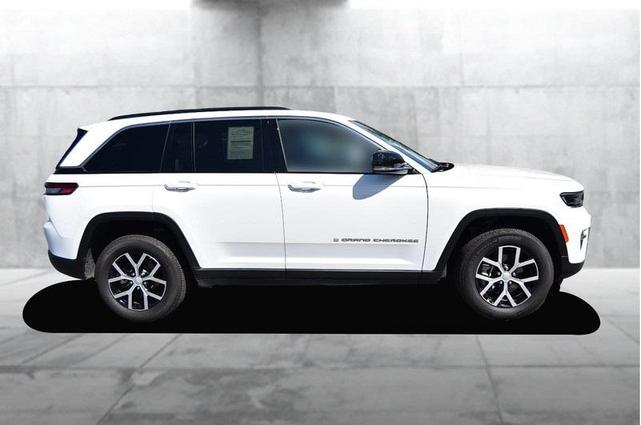 Photo of 2024 Bright White Clearcoat Jeep Grand Cherokee