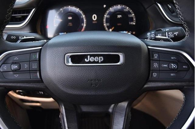 Photo of 2024 Bright White Clearcoat Jeep Grand Cherokee