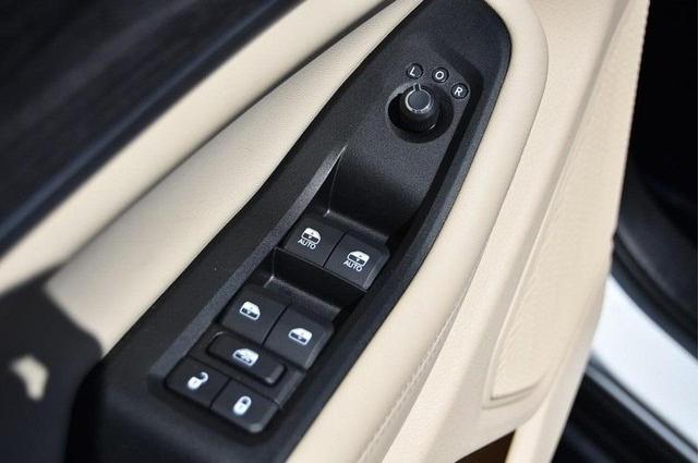 Photo of 2024 Bright White Clearcoat Jeep Grand Cherokee