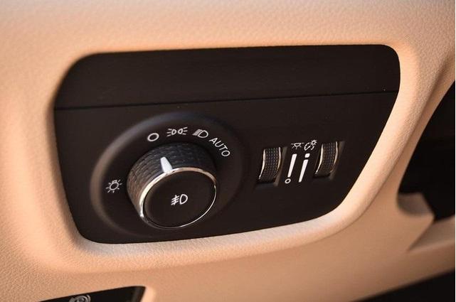Photo of 2024 Bright White Clearcoat Jeep Grand Cherokee