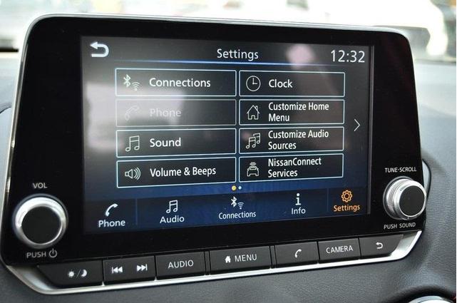 Photo of 2024 White Nissan Sentra