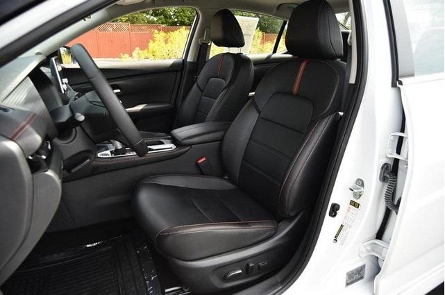 Photo of 2024 White Nissan Sentra