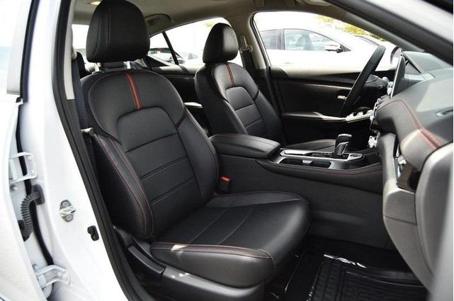 Photo of 2024 White Nissan Sentra