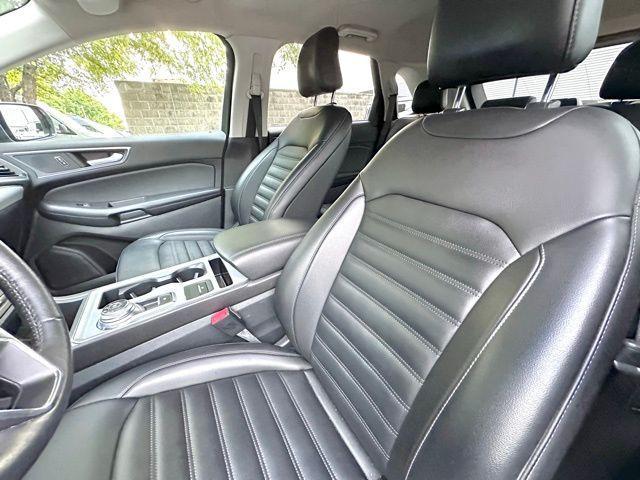 Photo of 2021 Iconic Silver Metallic Ford Edge