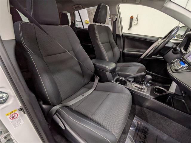 Photo of 2018 Super White Toyota RAV4