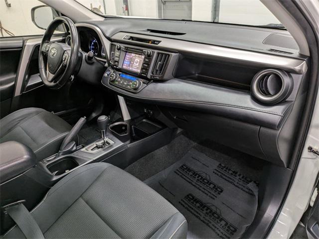 Photo of 2018 Super White Toyota RAV4