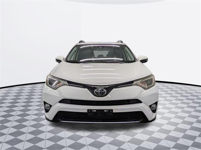 Photo of 2018 Super White Toyota RAV4