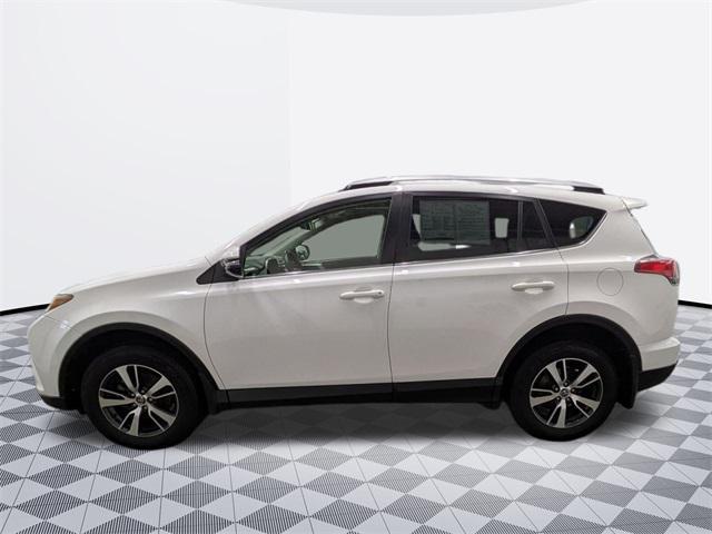 Photo of 2018 Super White Toyota RAV4