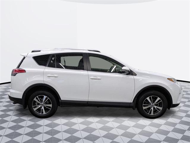 Photo of 2018 Super White Toyota RAV4