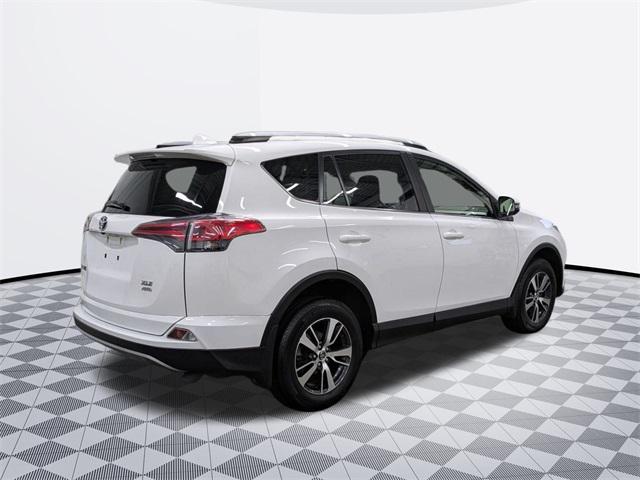 Photo of 2018 Super White Toyota RAV4