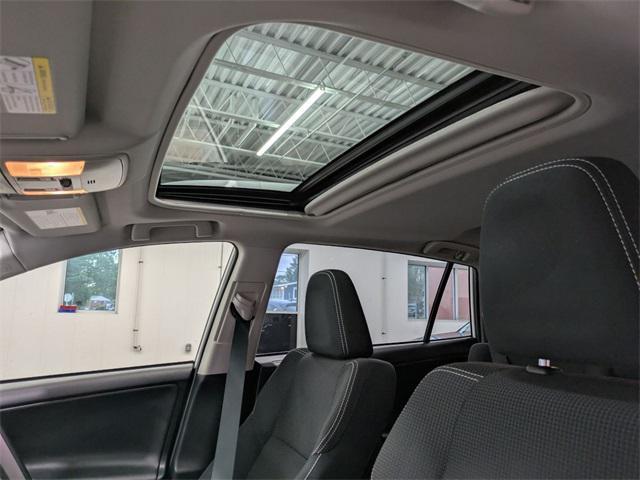 Photo of 2018 Super White Toyota RAV4