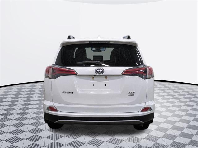 Photo of 2018 Super White Toyota RAV4