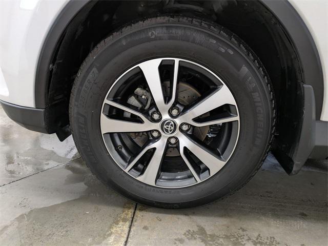 Photo of 2018 Super White Toyota RAV4