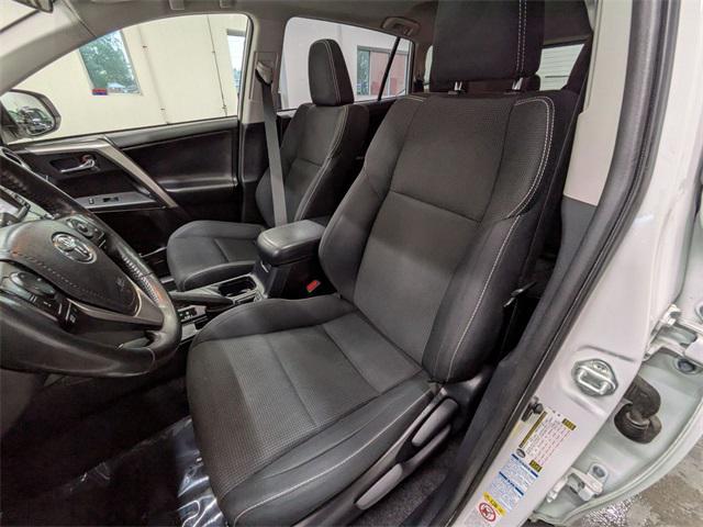 Photo of 2018 Super White Toyota RAV4