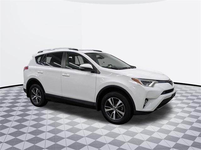 Photo of 2018 Super White Toyota RAV4
