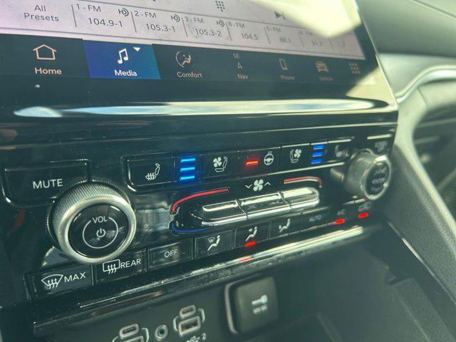 Photo of 2022 Diamond Black Crystal Pearlcoat Jeep Grand Cherokee