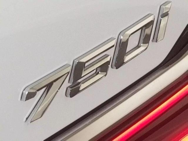 Photo of 2021 MINERAL WHITE METALLIC BMW 750
