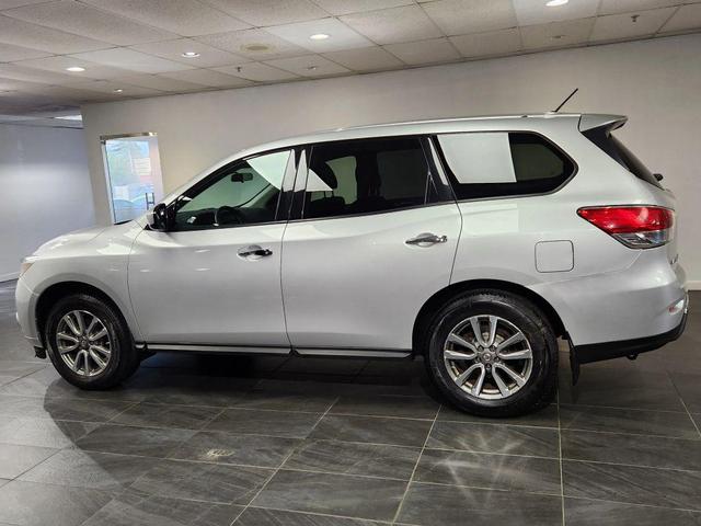 Photo of 2013 Silver Nissan Pathfinder