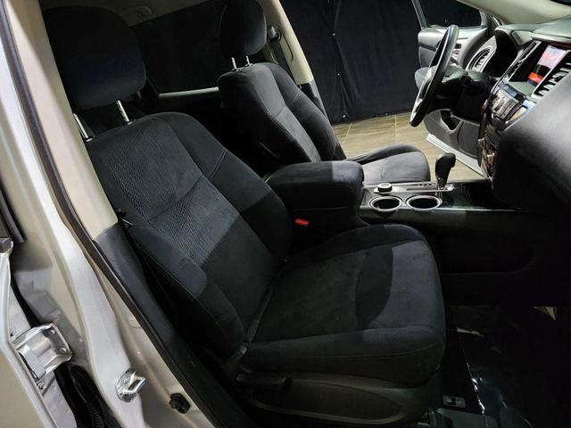 Photo of 2013 Silver Nissan Pathfinder