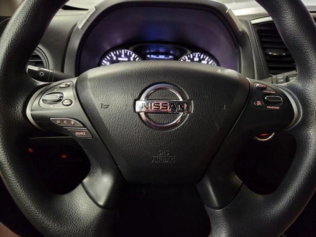 Photo of 2013 Silver Nissan Pathfinder