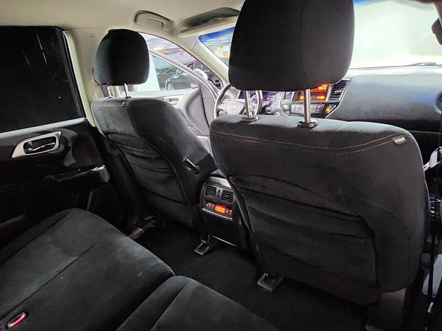 Photo of 2013 Silver Nissan Pathfinder
